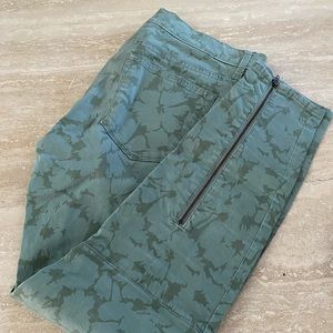 Gap Green Camo jeans size 28 EUC